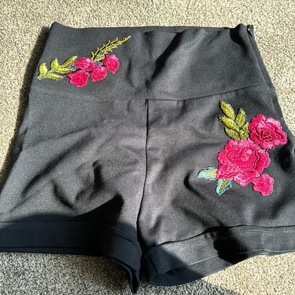 Fashion Nova Pants - 🌺🌸🌺Rose Shorts🌸🌺🌸